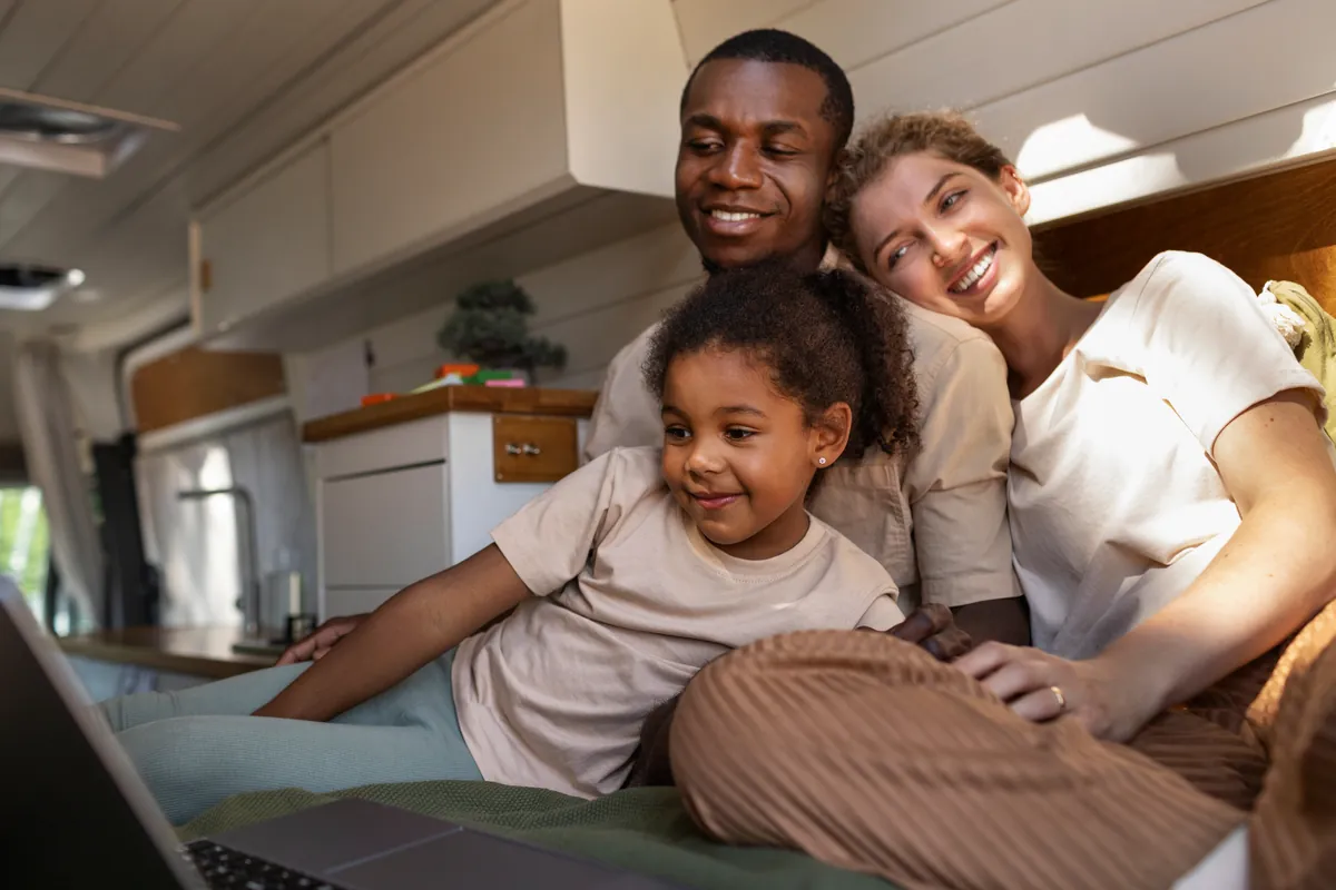Família sorrindo na sala de casa