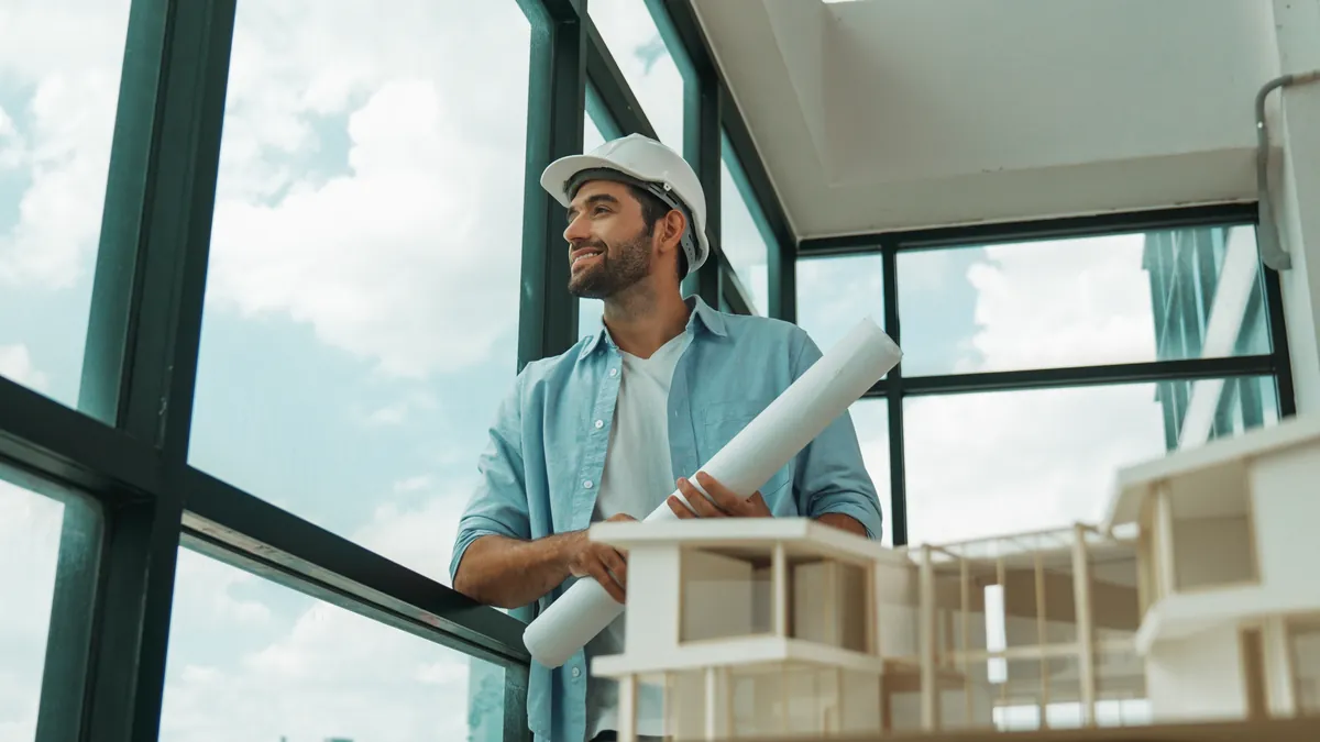 Engenheiro segurando projeto de restauração